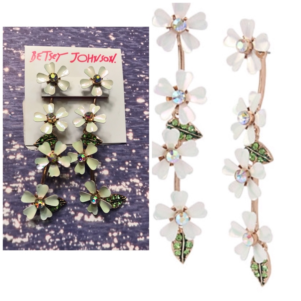 🌺Betsey Johnson Dropped White Flower Earrings.